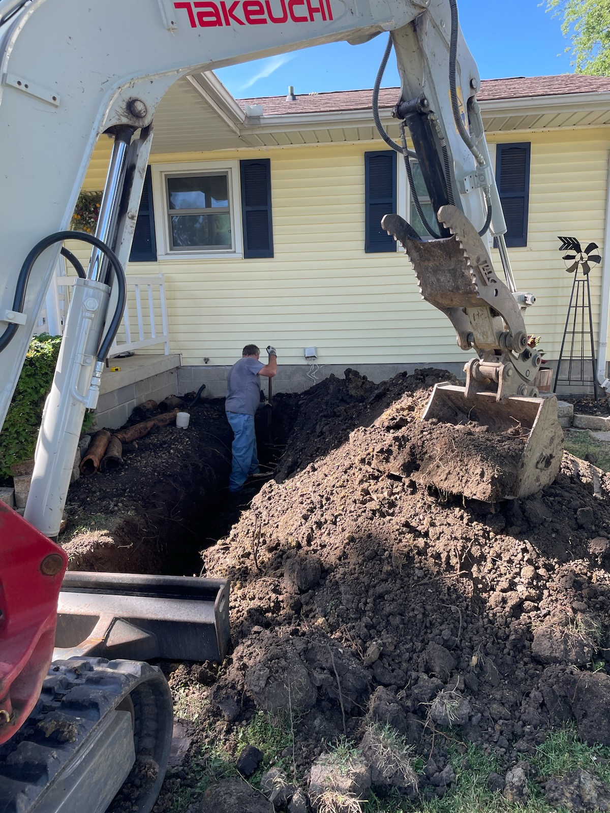 Parks Sewer Service - professionals using excavator to install sewer line - Decatur, IL